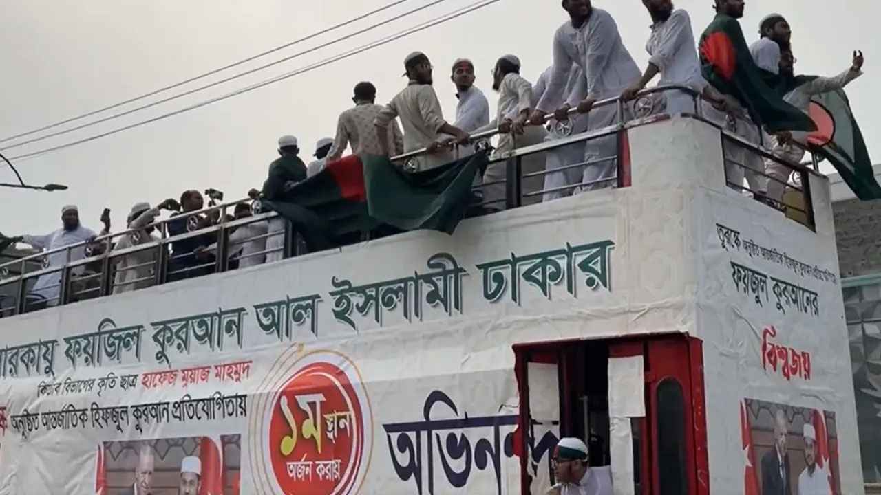 ছাদ খোলা বাসে সংবর্ধনা দেওয়া হচ্ছে বিশ্বজয়ী হাফেজ মুয়াজকে